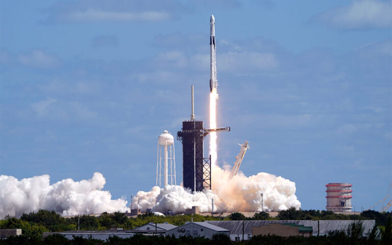 ΗΠΑ: Εκτοξεύτηκε ο πύραυλος της SpaceX που μεταφέρει 4 αστροναύτες στον ΔΔΣ