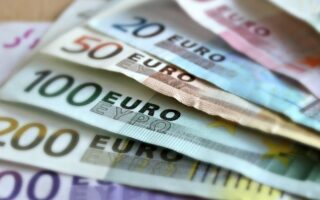 Ευρώ: Ξανά στο ραντάρ των αγορών το επίπεδο της απόλυτης ισοτιμίας του έναντι δολαρίου