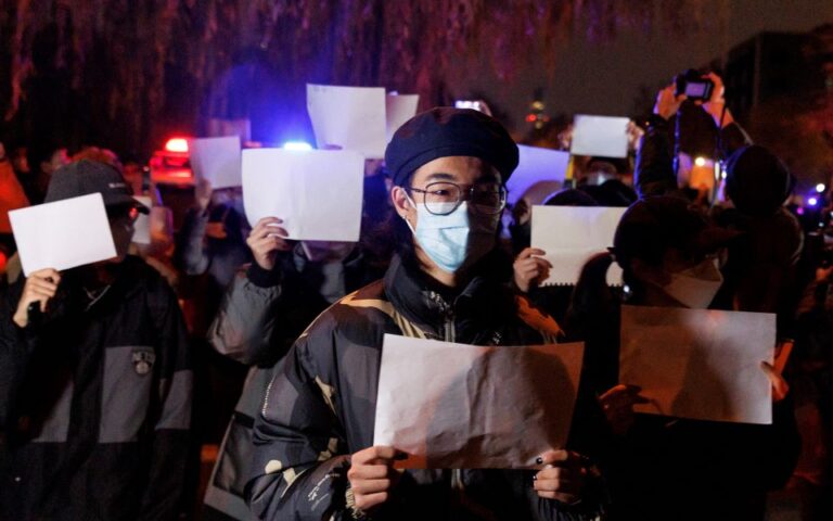 Ο Τζο Μπάιντεν «παρακολουθεί στενά» τις διαδηλώσεις στην Κίνα