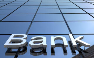 Εκτίναξη επιτοκιακών κερδών στις τράπεζες