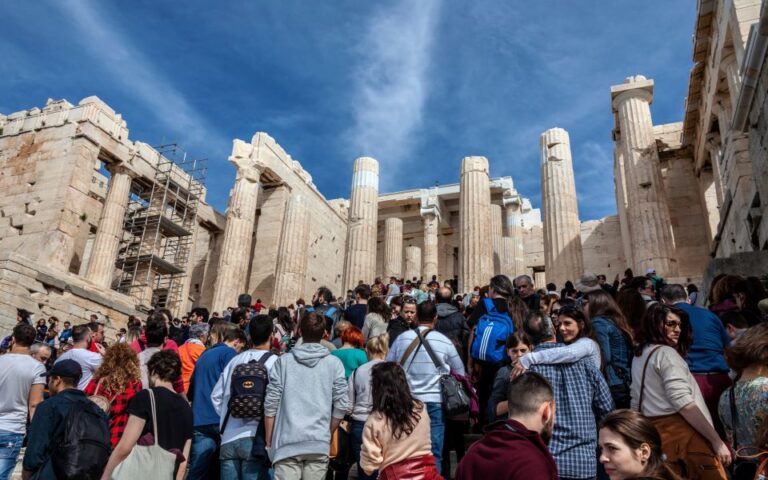 Guardian: 30 εκατ. τουρίστες απειλούν τα ελληνικά μνημεία
