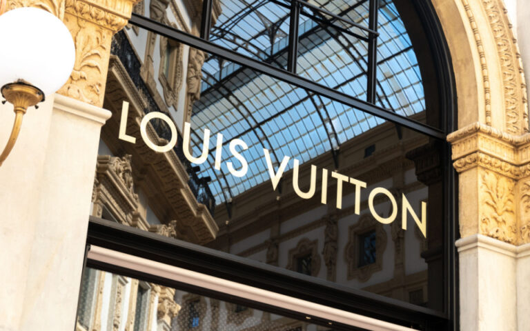 Louis Vuitton: Ανοίγει το πρώτο κατάστημα με έπιπλα και οικιακά είδη – Δείτε τιμές