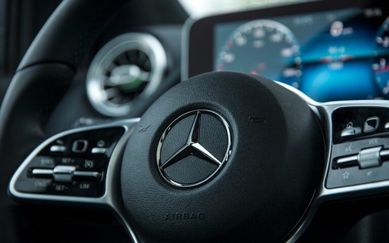 Mercedes: Γιατί χρεώνει συνδρομή 1.200 δολαρίων στους ιδιοκτήτες των αυτοκινήτων της