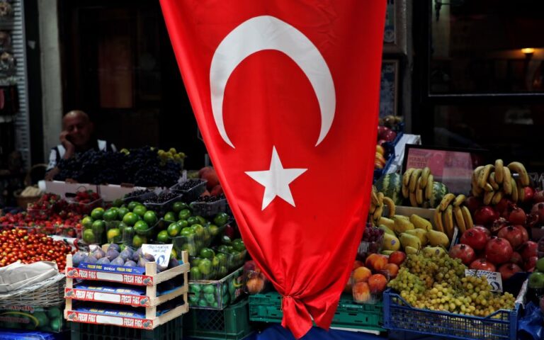 Διπλάσιες οι τιμές των τροφίμων: Οι Τούρκοι «φορτώνουν» τις πιστωτικές κάρτες για τα βασικά
