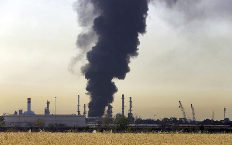 Ιράν: Υπό έλεγχο η πυρκαγιά που ξέσπασε σε βιομηχανική μονάδα παραγωγής λαδιού κινητήρα