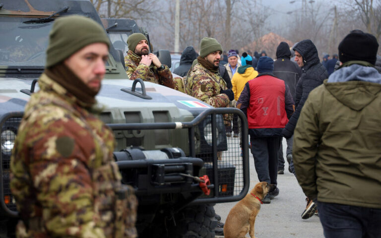 Κόσοβο – Σερβία: Κλιμακώνεται η ένταση με οδοφράγματα, πυροβολισμούς