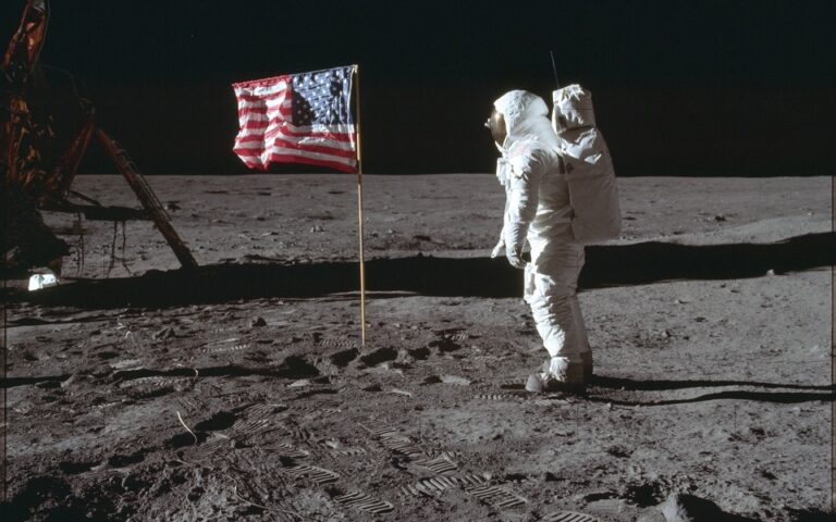 Η πρώτη selfie στο διάστημα: Μία φωτογραφία 19.125 δολαρίων