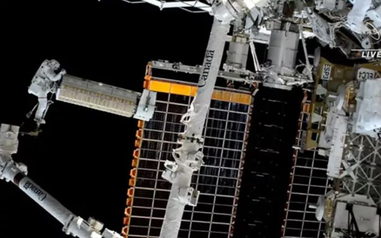 NASA: Η διαστημική βόλτα δύο αστροναυτών