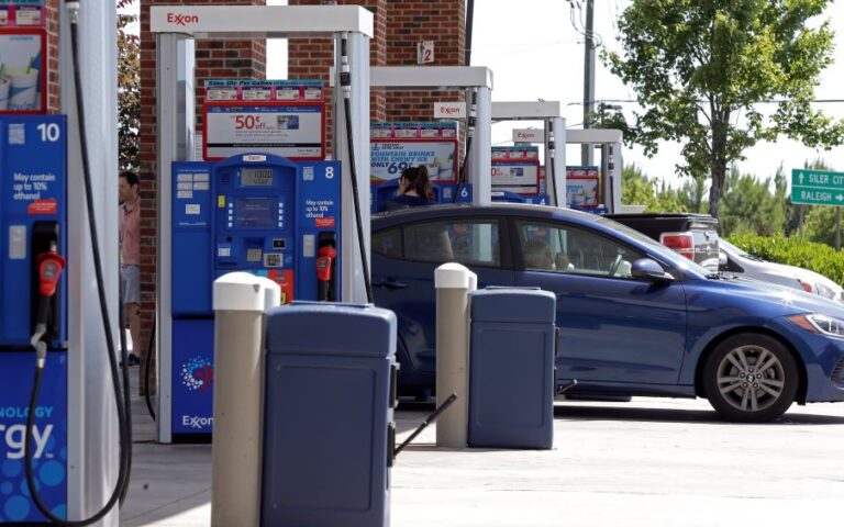 Τιμές βενζίνης: Πώς έπεσαν στα προ-πολέμου επίπεδα στις ΗΠΑ