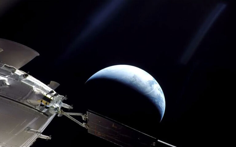 NASA: Το διαστημόπλοιο Orion επέστρεψε στη Γη μετά το ταξίδι του γύρω από τη Σελήνη