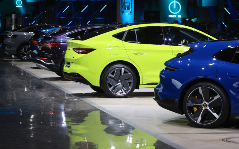 Η Volkswagen στοχεύει σε σημαντικές αποδόσεις των ηλεκτροκίνητων οχημάτων από το 2026, λέει ο CFO