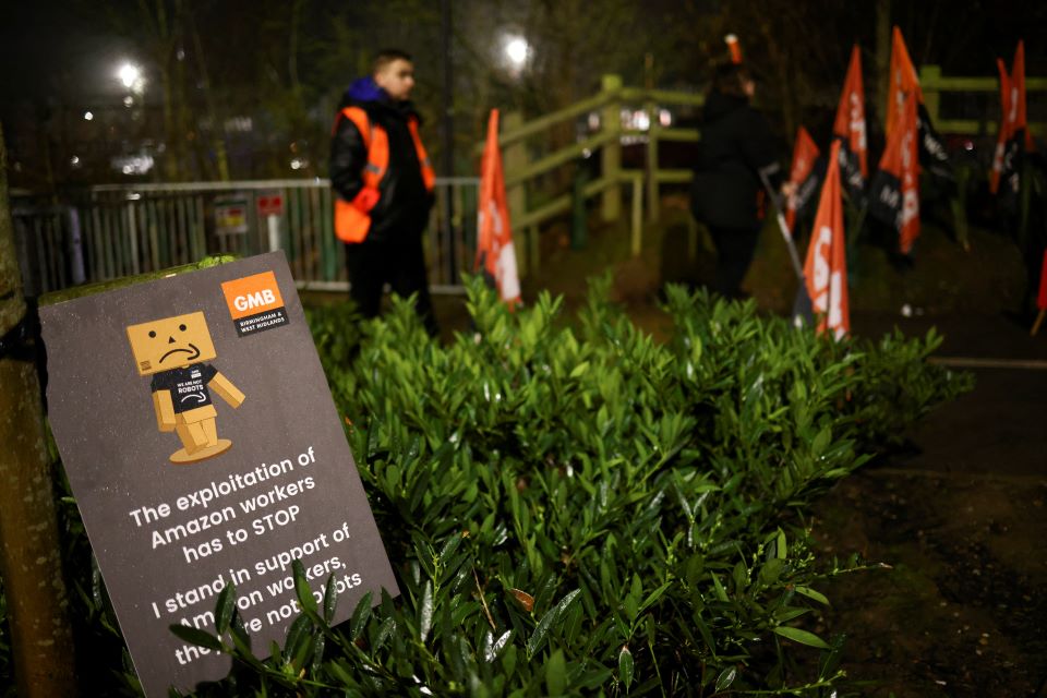 «Τα ρομπότ έχουν καλύτερη μεταχείριση»: Πρώτη απεργία για την Amazon στη Βρετανία