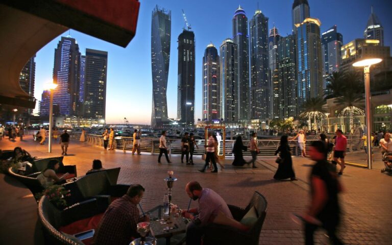 Ντουμπάι: Γιατί βάζει τέλος στον φόρο του 30% στο αλκοόλ