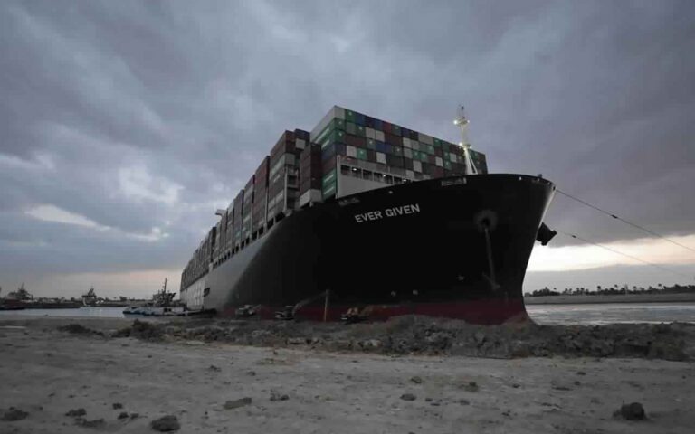Maersk: Ζητά αποζημίωση 43 εκατ. για το πλοίο που «φράκαρε» στη Διώρυγα του Σουέζ