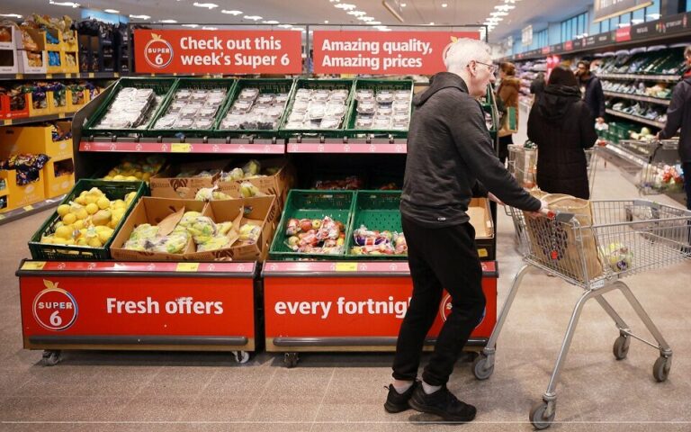 Βρετανία: Φόβοι ότι τα άδεια ράφια των σούπερ μάρκετ θα γίνουν κανονικότητα