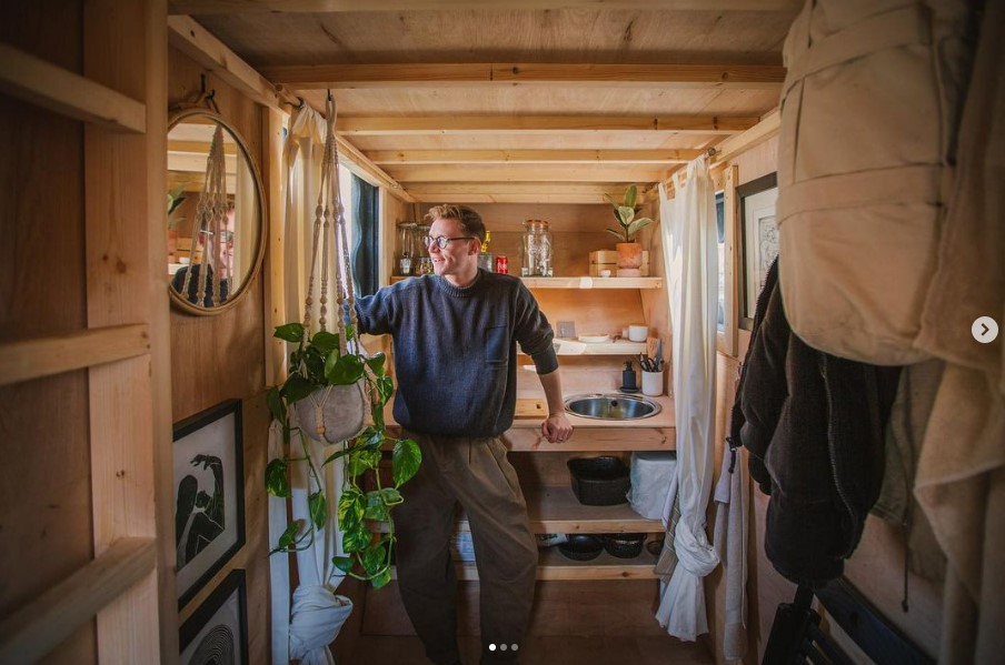 Μένοντας μέσα σε σκουπιδοτενεκέ: Έδωσε 4.500 ευρώ για να μετατρέψει έναν κάδο σε σπίτι-4