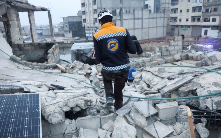 Εκατοντάδες οι νεκροί από τον σεισμό των 7,8 ρίχτερ σε Τουρκία και Συρία