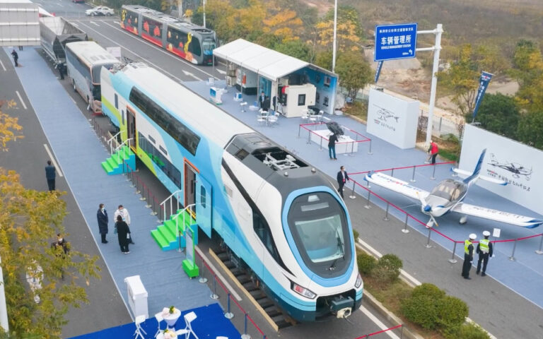 Πώς ένα αυτόνομο υβριδικό τρένο-λεωφορείο θα μπορούσε να μεταμορφώσει τις αστικές συγκοινωνίες