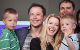 «Τα παιδιά μου είναι προγραμματισμένα από το YouTube»: Το λάθος που μετανιώνει ο Elon Musk