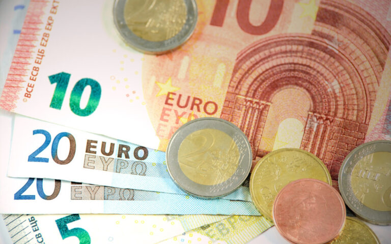 Τσακλόγλου: Τα επιδόματα για τη στήριξη της νέας εργαζόμενης μητέρας ξεπερνούν τα 10.000 ευρώ