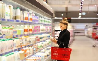 Γάλα: Οι καταναλωτές προτιμούν το καλάθι του νοικοκυριού