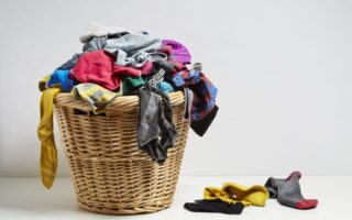 Τελικά πόσο συχνά πρέπει να πλένουμε τα ρούχα μας; Οι ειδικοί απαντούν