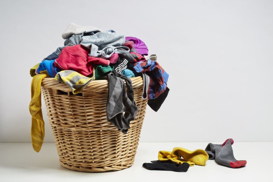 Τελικά πόσο συχνά πρέπει να πλένουμε τα ρούχα μας; Οι ειδικοί απαντούν