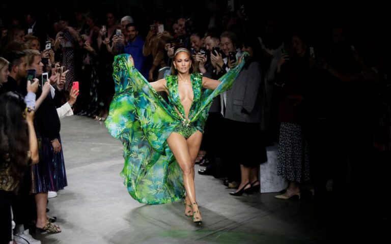 Το πράσινο φόρεμα της Jennifer Lopez και πώς άλλαξε το ίντερνετ