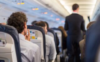 Ποια είναι η ασφαλέστερη θέση σε ένα αεροπλάνο; Λίγοι τη διαλέγουν
