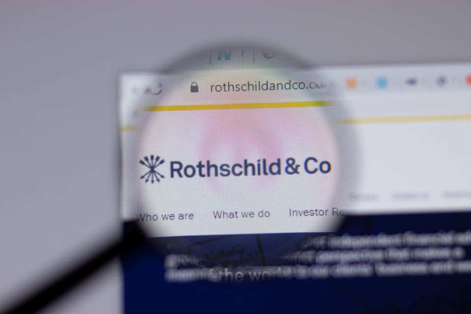 Η οικογένεια Rothschild βγάζει την τράπεζα από το χρηματιστήριο