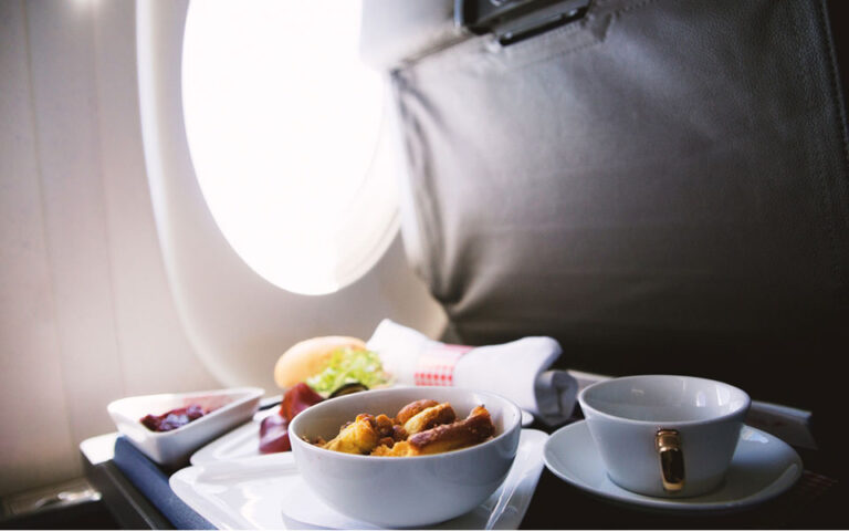 Μία αεροσυνοδός αποκαλύπτει: Το πιο νόστιμο φαγητό στις πτήσεις και άλλα μυστικά εκ των έσω