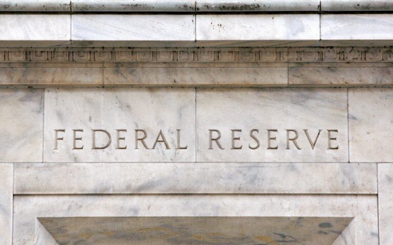 Fed: Άφησε σταθερά τα επιτόκια, κράτησε επιθετική στάση