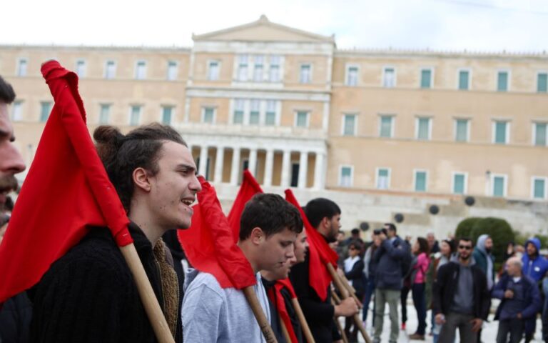 Απεργία: Συλλαλητήρια για τα Τέμπη – Εκλεισε το κέντρο της Αθήνας