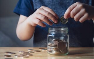Τρεις απλοί τρόποι να μάθετε στο παιδί σας για τα χρήματα