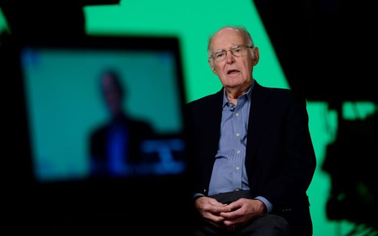 Πέθανε ο «πατέρας» της Silicon Valley, Gordon Moore: Τι είναι ο Moore’s Law και τι του χρωστάμε