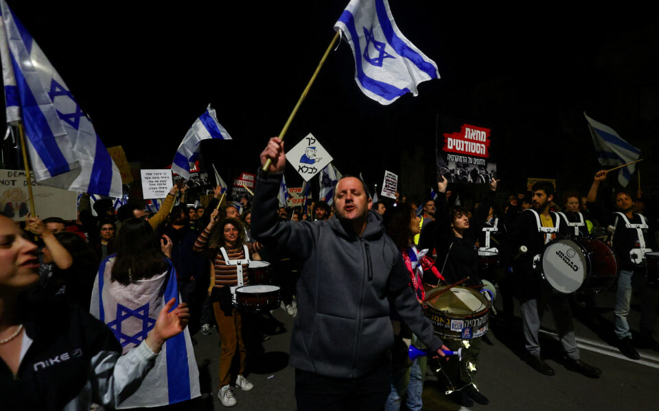 Έκρηξη οργής στο Ισραήλ – Μαζικές διαδηλώσεις κατά της δικαστικής μεταρρύθμισης
