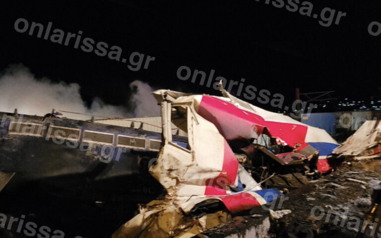 Σύγκρουση τρένων έξω από τα Τέμπη – Αναφορές για νεκρούς και τραυματίες