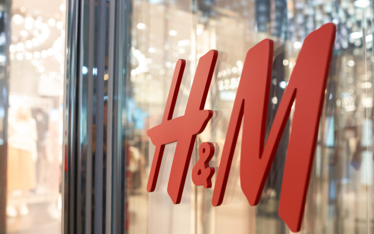 Μείωσε τα αποθέματα στις αποθήκες η H&M: Άλμα στη μετοχή