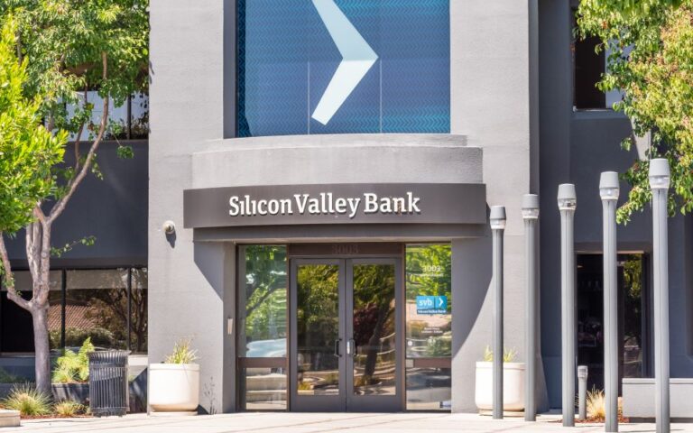Silicon Valley Bank: Διασώζονται οι καταθέτες υπό τον φόβο του ντόμινο