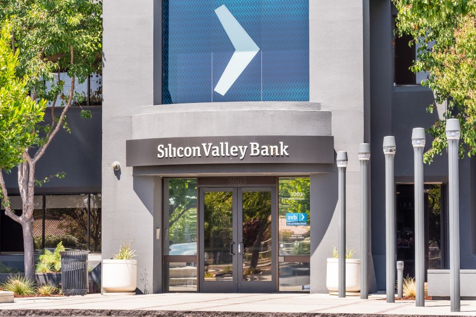 Μια δίνη έλλειψης πληροφοριών και παραπληροφόρησης: Τι έγινε με την Silicon Valley Bank