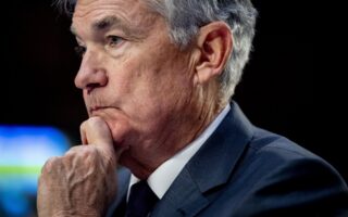 Powell: Η Fed δεν είναι ακόμα έτοιμη να μειώσει τα επιτόκια