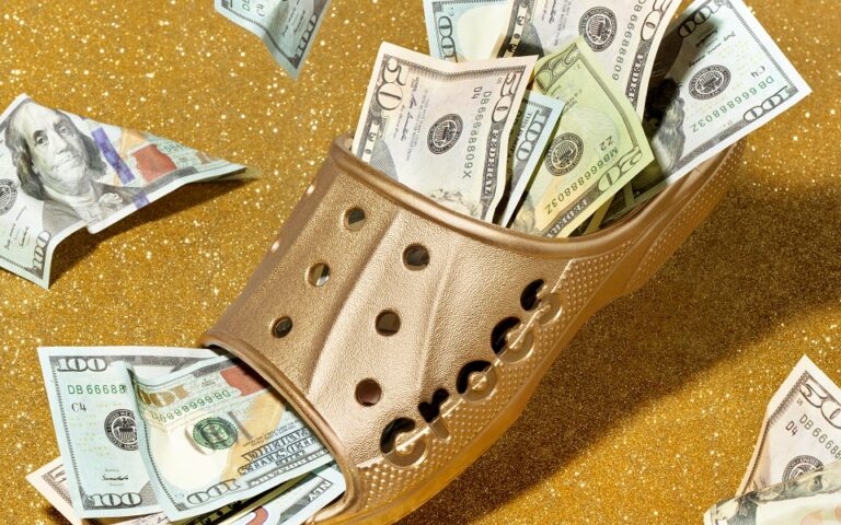 Η μανία με το «άσχημο» παπούτσι: Πώς τα Crocs έγιναν μηχανή που κόβει χρήμα