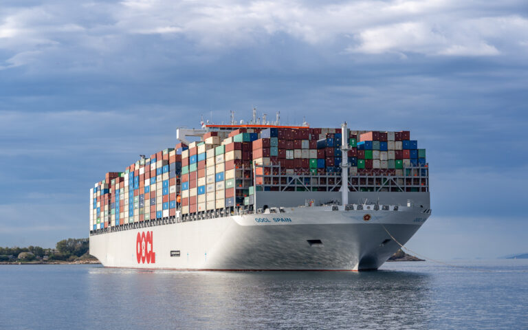 Στο λιμάνι του Πειραιά ένα από τα μεγαλύτερα πλοία μεταφοράς εμπορευματοκιβωτίων 