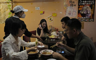Εστιατόριο στο Τόκιο απαγόρευσε στους πελάτες να τρώνε μαζί με τα κινητά τους τηλέφωνα