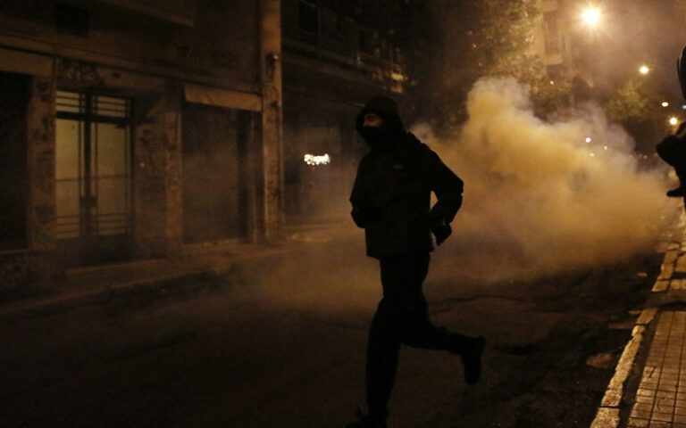 Νύχτα επεισοδίων στην Αθήνα – Ενας τραυματίας αστυνομικός