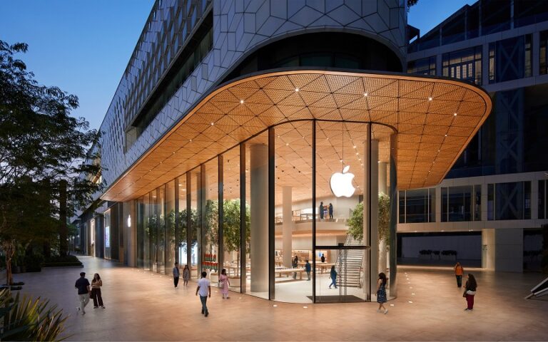 Νέα γενιά καταναλωτών ψάχνει η Apple: Άνοιξε το πρώτο κατάστημα στην Ινδία