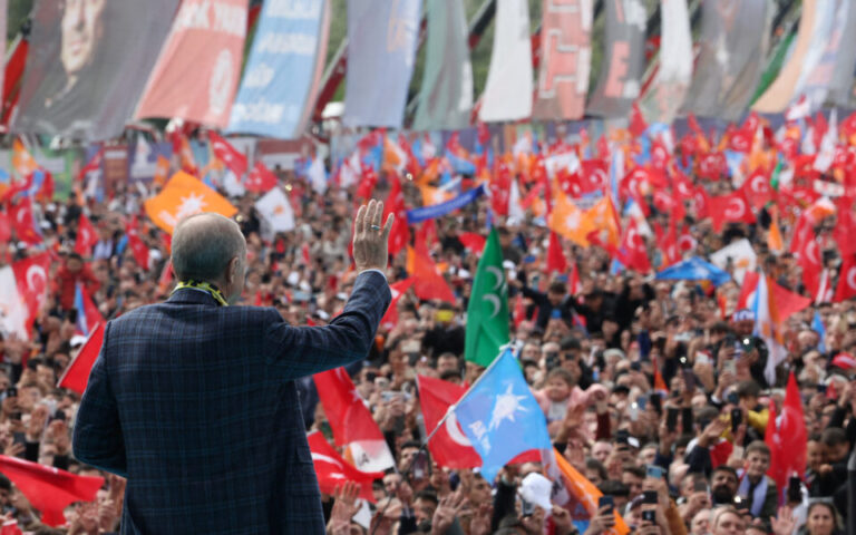 Ερντογάν στην Άγκυρα, Κιλιτσντάρογλου στη Σμύρνη – Συγκεντρώσεις με εκατέρωθεν «πυρά»