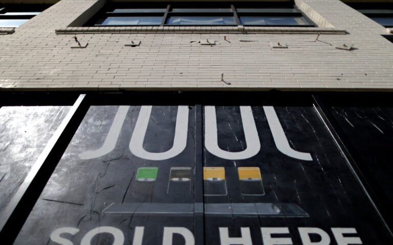 Η Juul θα πληρώσει 462 εκατ. δολ. σε 6 πολιτείες των ΗΠΑ για ισχυρισμούς περί εθισμού των νέων