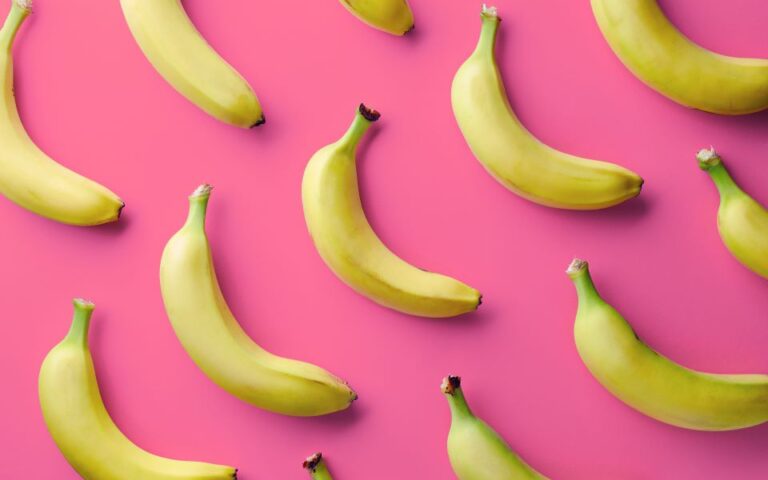 Όχι, η μπανάνα δεν είναι φρούτο: Το θαύμα της βιολογίας και τα «μαγικά» του marketing