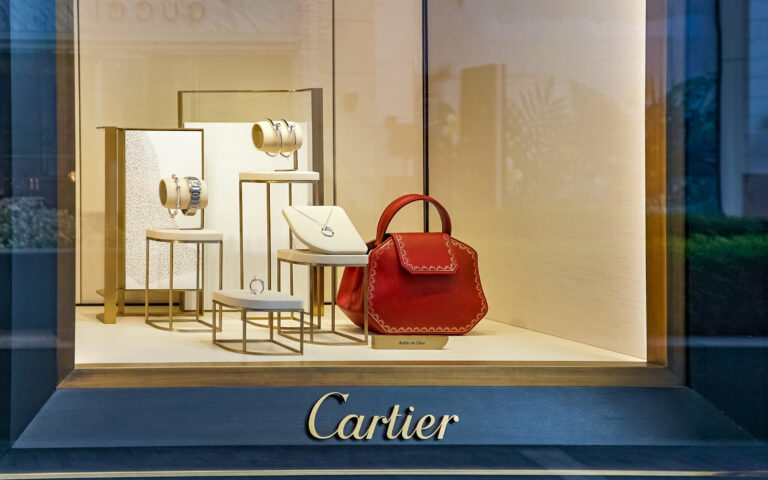 Cartier: Η ιστορία του οίκου που «στολίζει» όσους γράφουν ιστορία 